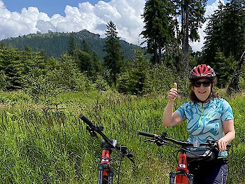 Kurze Fotopause bei der Radtour im Arbergebiet im Hintergrund der Große Arber mit den Kuppeln am Gipfel